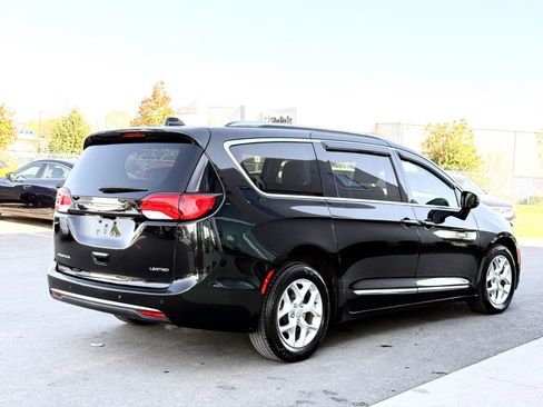 Used 2020 Chrysler Pacifica Limited FWD image 11