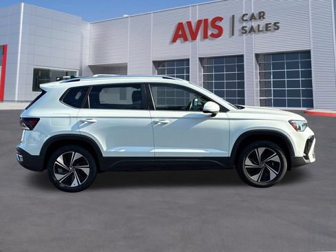 Used 2025 Volkswagen Taos SE AWD/4WD image 5