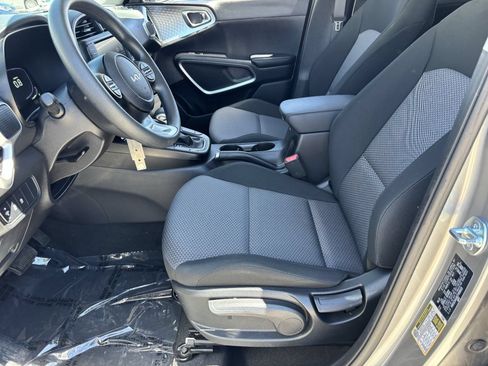 Used 2025 Kia Soul LX w/ LX Technology Package FWD image 17