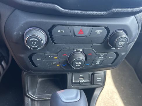 Used 2018 Jeep Renegade Latitude image 30