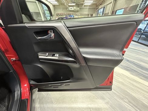 Used 2016 Toyota RAV4 SE image 38