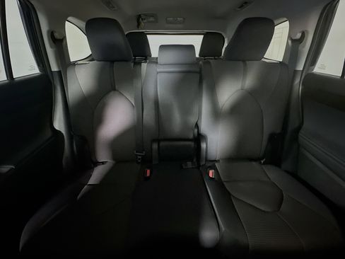 Used 2025 Toyota Highlander LE FWD image 30