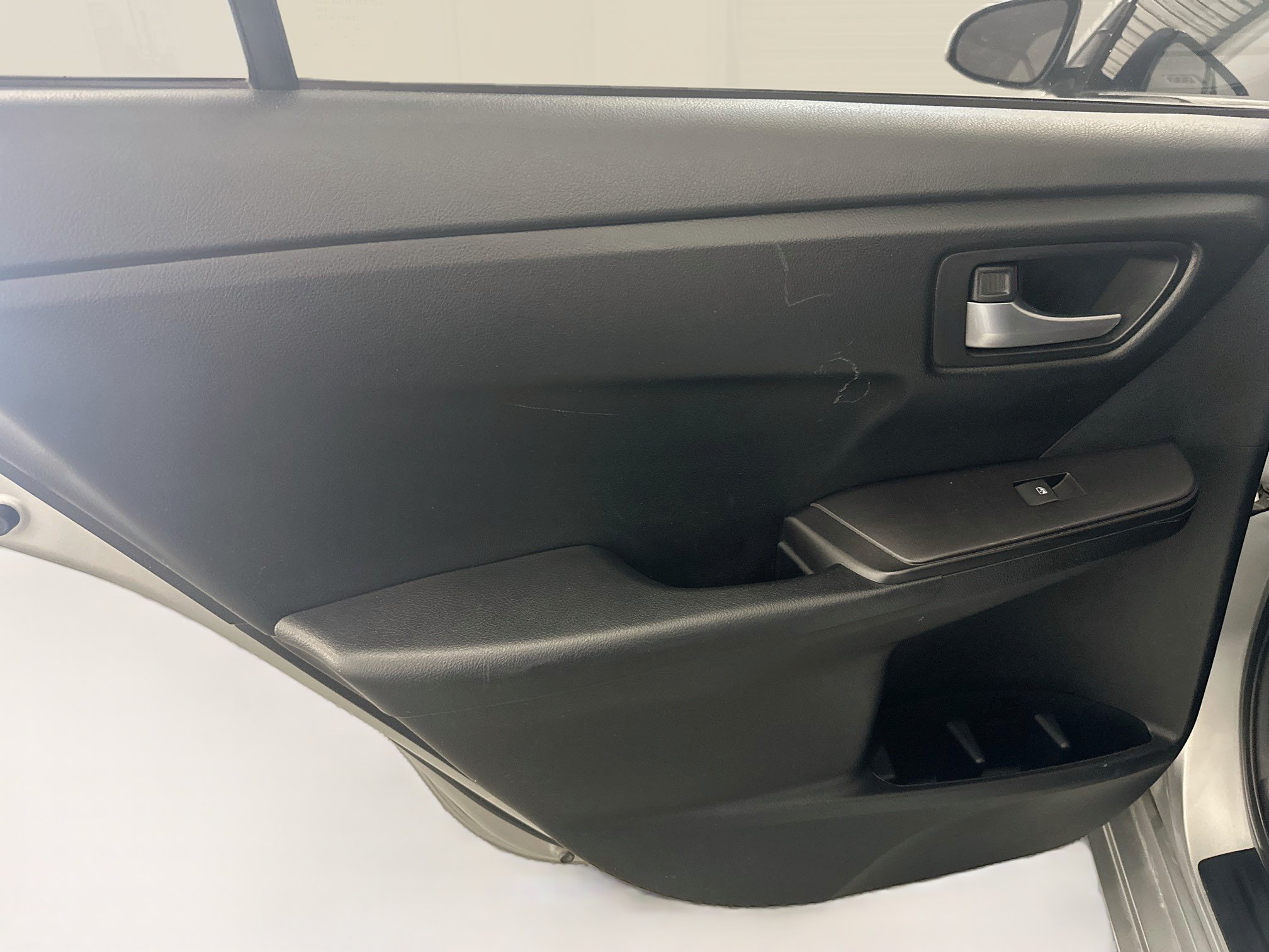 Used 2015 Toyota Camry SE FWD image 25