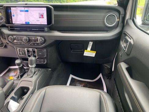 New 2025 Jeep Wrangler Unlimited Sahara AWD/4WD image 29