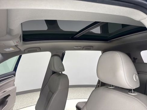 Used 2023 Volkswagen Atlas SE w/ Panoramic Sunroof Package FWD image 2