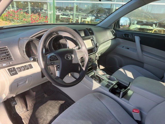 Used 2013 Toyota Highlander FWD w/ Cold Weather Pkg image 19