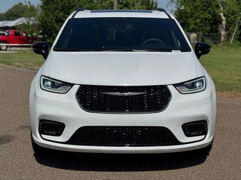 Used 2025 Chrysler Pacifica Limited FWD image 2