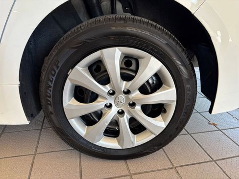Used 2025 Toyota Corolla LE image 28