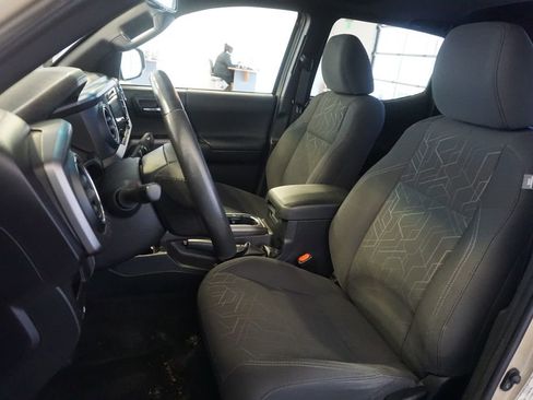 Used 2017 Toyota Tacoma TRD Off-Road AWD/4WD image 18