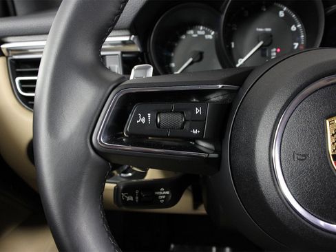 Used 2025 Porsche Macan image 14