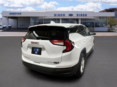 Used 2024 GMC Terrain SLE image 3