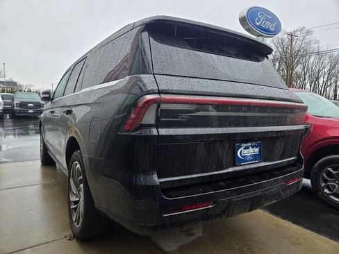 Used 2025 Lincoln Navigator Reserve image 3