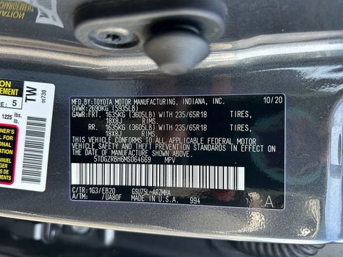 Used 2021 Toyota Highlander XLE AWD/4WD image 37