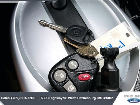 Used 2006 Chevrolet SSR w/ Preferred Equipment Group image 9