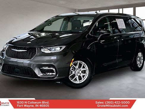 Used 2023 Chrysler Pacifica Touring-L FWD image 1