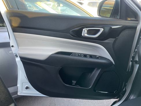 Used 2025 Jeep Compass Limited image 20