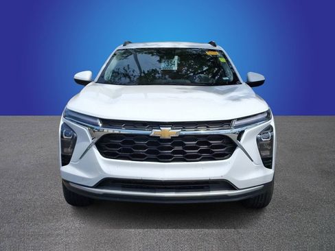 Used 2025 Chevrolet Trax LT FWD image 2