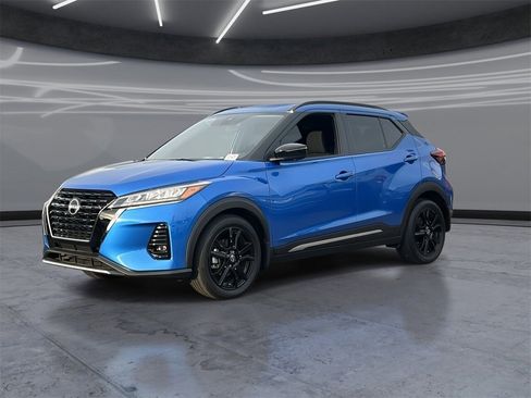 Used 2023 Nissan Kicks SR image 3