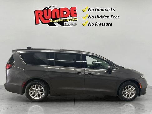 Used 2023 Chrysler Pacifica Touring-L FWD image 6