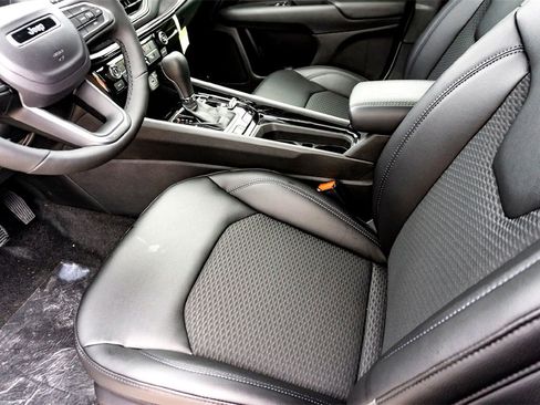 New 2026 Jeep Compass Latitude image 10