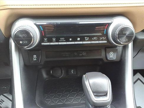 Used 2021 Toyota RAV4 XLE Premium w/ Carpet Mat Package (TMS) image 27