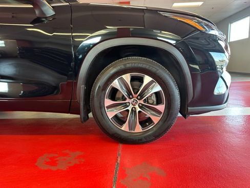 Certified 2024 Toyota Highlander XLE AWD/4WD image 29