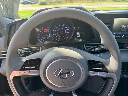 Used 2023 Hyundai Elantra SEL FWD image 9