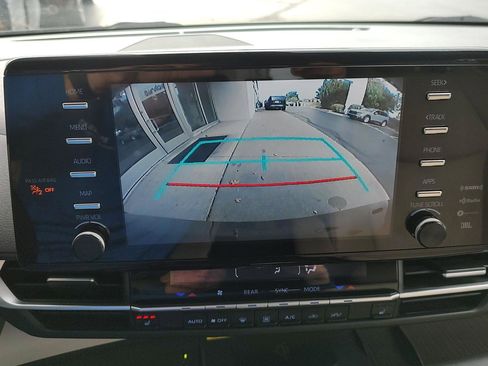 Used 2021 Toyota Sienna XLE image 11