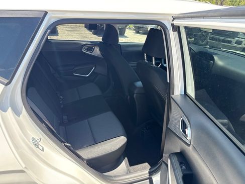Used 2025 Kia Soul LX w/ LX Technology Package FWD image 11