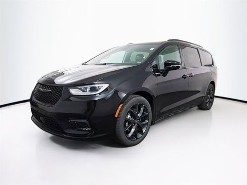 Used 2025 Chrysler Pacifica Limited image 3