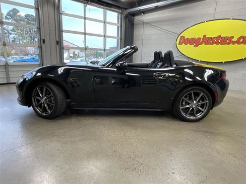 Used 2020 MAZDA MX-5 Miata Sport image 2
