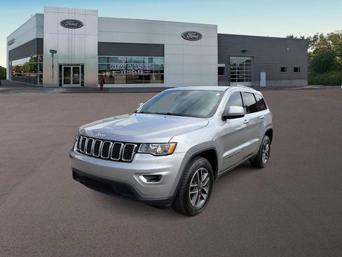 Used 2019 Jeep Grand Cherokee Laredo w/ Security & Convenience Group AWD/4WD image 4