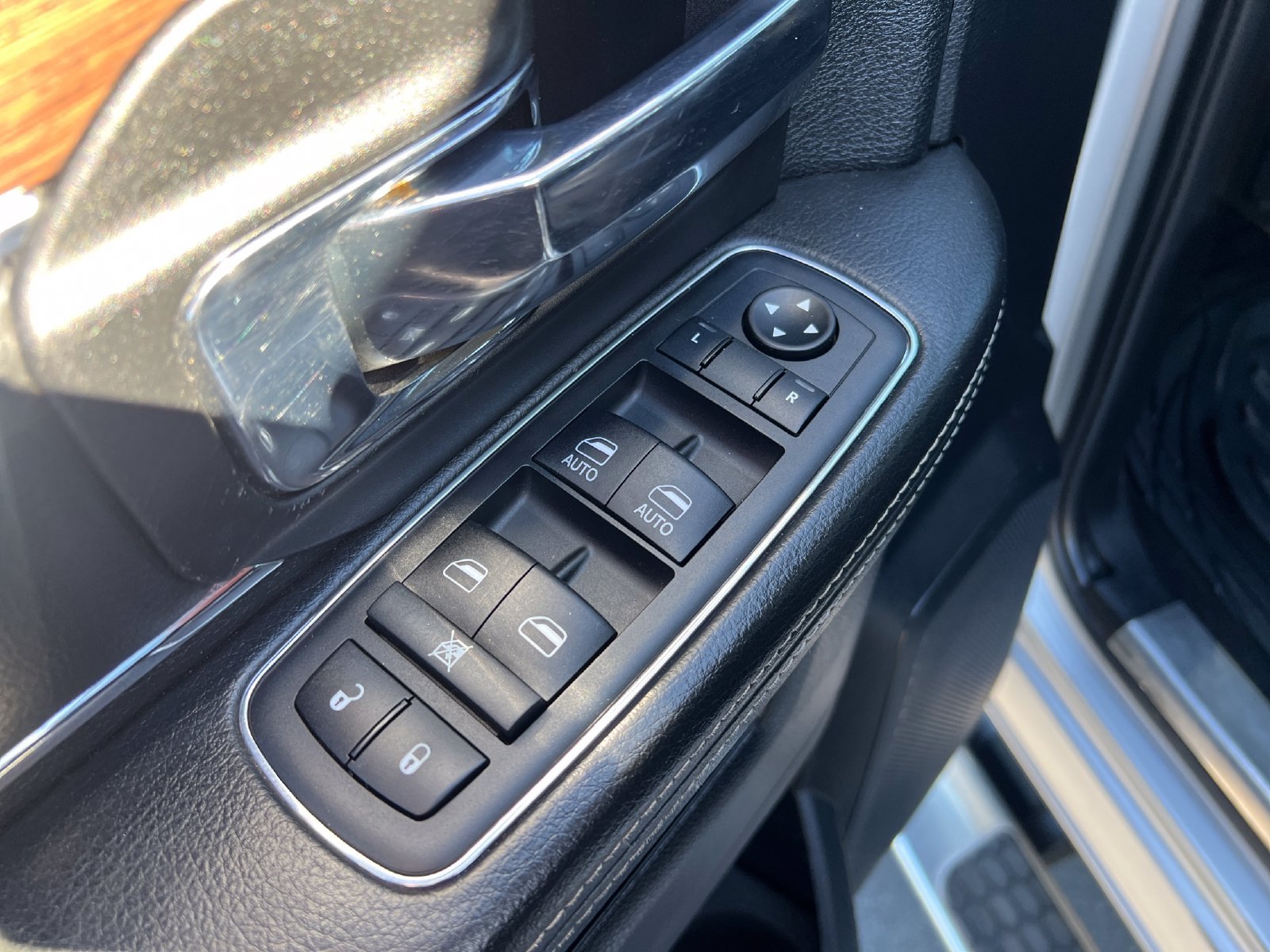 Used 2014 RAM 3500 Laramie AWD/4WD image 18