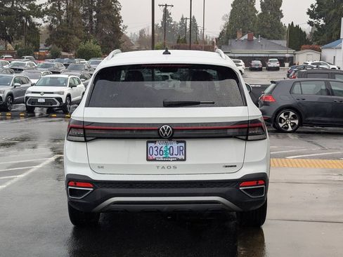 Used 2025 Volkswagen Taos SE image 4