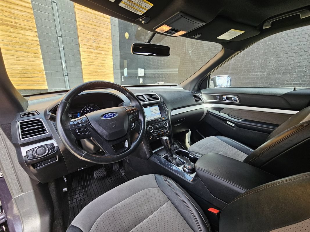 Used 2017 Ford Explorer XLT w/ Equipment Group 202A AWD/4WD image 15