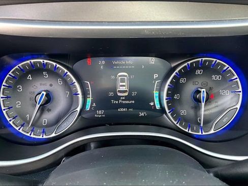 Used 2024 Chrysler Pacifica Touring-L FWD image 20
