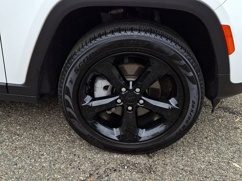 Certified 2023 Jeep Grand Cherokee Limited w/ Black Appearance Package AWD/4WD image 9