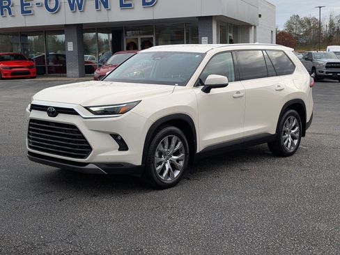 Used 2024 Toyota Grand Highlander Limited image 2