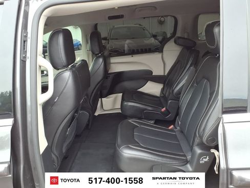 Used 2023 Chrysler Pacifica Touring-L FWD image 12