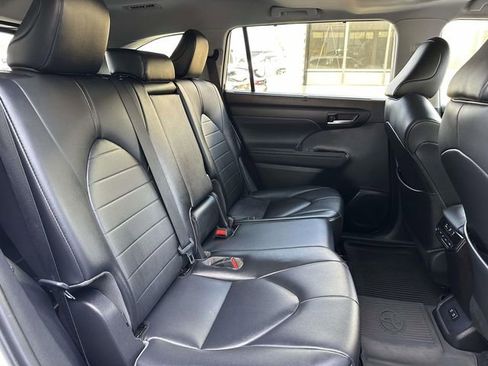 Used 2021 Toyota Highlander XLE image 10