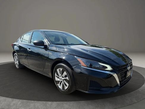 Used 2024 Nissan Altima 2.5 S FWD image 3