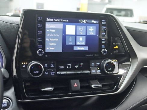 Used 2020 Toyota Highlander XLE image 17