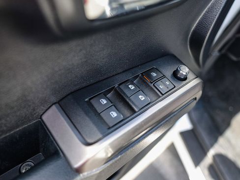 Used 2018 Toyota Tacoma TRD Off-Road w/ Technology Package image 10