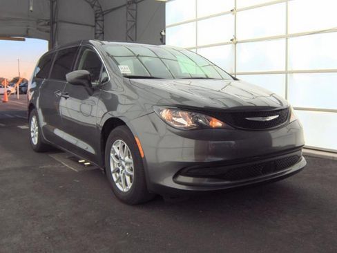 Used 2023 Chrysler Voyager LX image 4