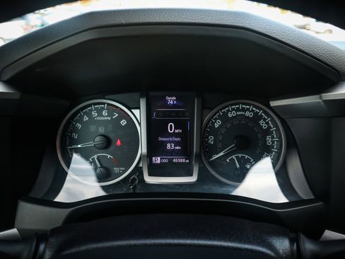 Used 2016 Toyota Tacoma Limited image 21