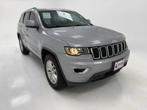 Used 2018 Jeep Grand Cherokee Laredo RWD image 2