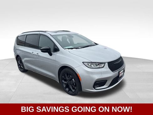 New 2026 Chrysler Pacifica Limited image 2