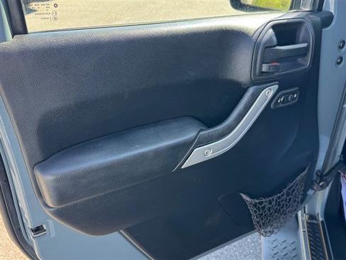 Used 2015 Jeep Wrangler Unlimited Sahara image 32