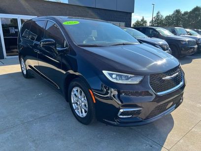 Used 2026 Chrysler Pacifica Select