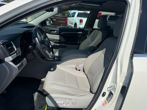 Used 2015 Toyota Highlander Limited FWD image 9